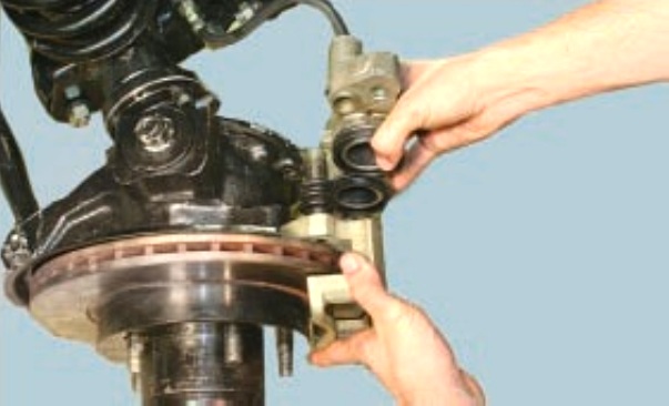 Замена блока цилиндров тормоза переднего колеса УАЗ Патриот