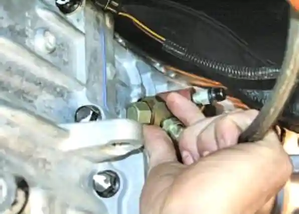 Замена рабочего цилиндра привода сцепления УАЗ Патриот Замена рабочего цилиндра привода сцепления УАЗ Патриот