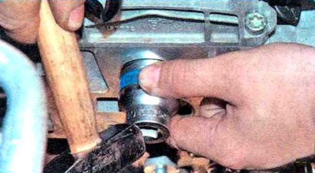 Renault Logan engine camshaft oil seal replacement