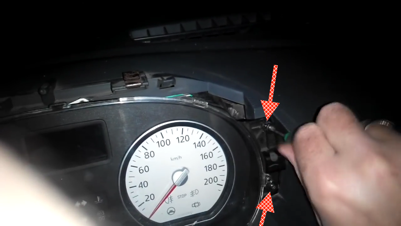 Removing and installing instrument cluster Renault Logan