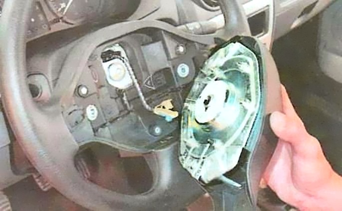 Removing and installing Renault Logan steering wheel