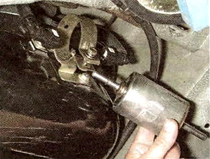 Comprobación de la presión en el sistema de alimentación del motor Renault Logan