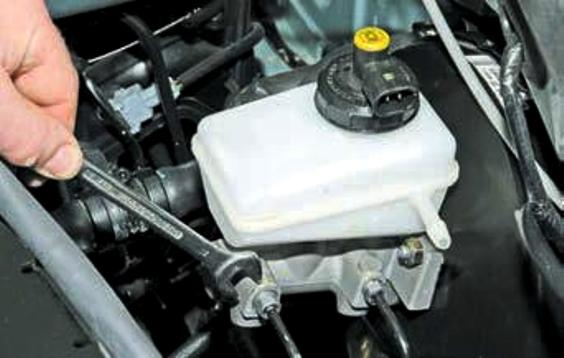 Replacing the Renault Logan brake master cylinder