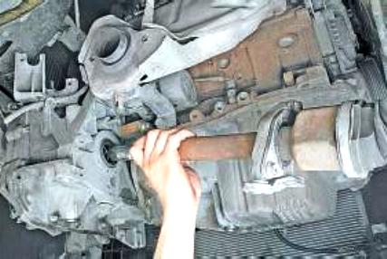 Replacing the seals of a manual transmission of a Renault Megane 2