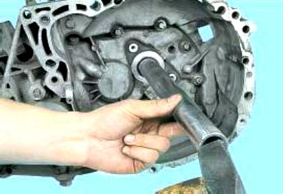 Replacing the oil seals of the Renault Megane 2 manual transmission