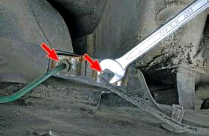 Replacing brake hoses and pipes Renault Megane 2