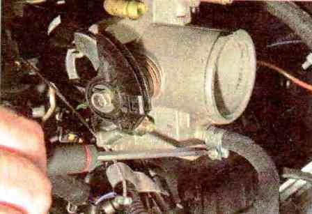 Extracción e instalación del conjunto del acelerador del motor VAZ-21114