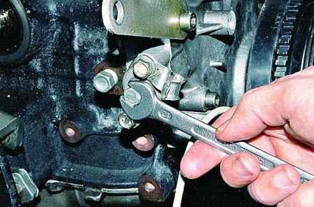 Removing and installing hydraulic chain tensioners ZMZ-409