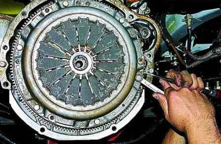How to remove and install the ZMZ-406 engine flywheel