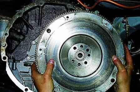 How to remove and install the ZMZ-406 engine flywheel