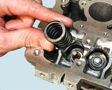 Replacing the valve stem seals of the VAZ-21126 engine