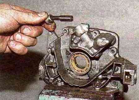 Extracción y desmontaje de la bomba de aceite del motor VAZ-21114 engine