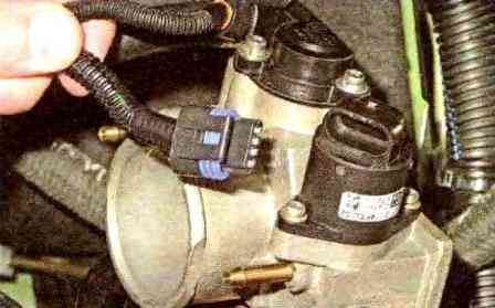 Revisión y reemplazo del controlador de velocidad de ralentí del motor VAZ-21114 engine