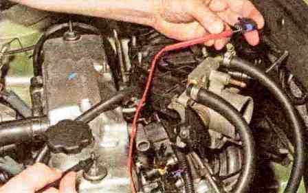 Revisando y reemplazando el controlador de velocidad de ralentí del motor VAZ-21114 engine