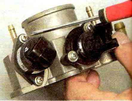 Revisando y reemplazando el controlador de velocidad de ralentí del motor VAZ-21114 engine