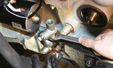 Extracción del radiador y válvula reductora de presión del sistema de aceite ZMZ-409