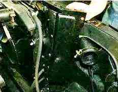 Removing the radiator and pressure reducing valve of the oil system ZMZ-409