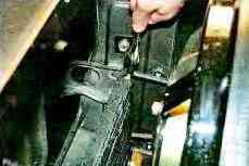 Retiro del radiador y válvula reductora de presión del sistema de aceite ZMZ-409