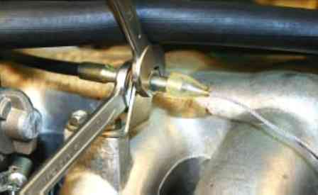 Replacing the ZMZ-409 throttle cable