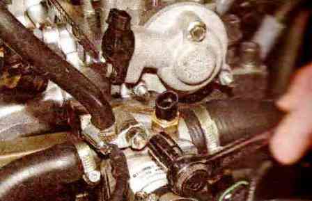 Extracción y desmontaje de la culata del motor VAZ-21114