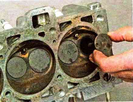 Снятие и разборка головки блока цилиндров двигателя ВАЗ-21114