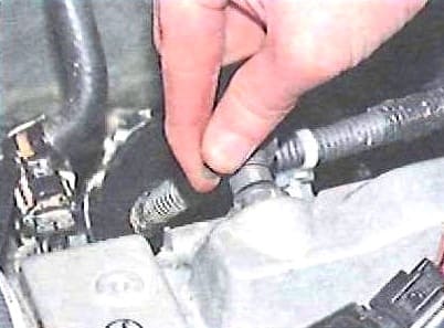 Очистка системы вентиляции картера двигателя 2AZ-FE автомобиля Toyota Camry