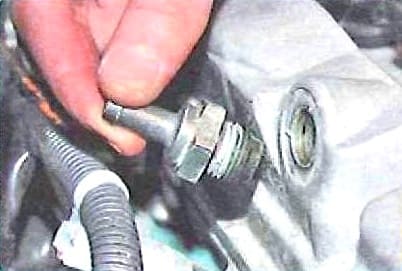 Очищення системи вентиляції картера двигуна 2AZ-FE автомобіля Toyota Camry