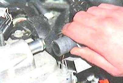 Limpieza del sistema de ventilación del cárter del Toyota Camry 2AZ-FE
