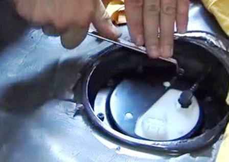 Desmontaje y desmontaje del módulo de combustible de Toyota Camry