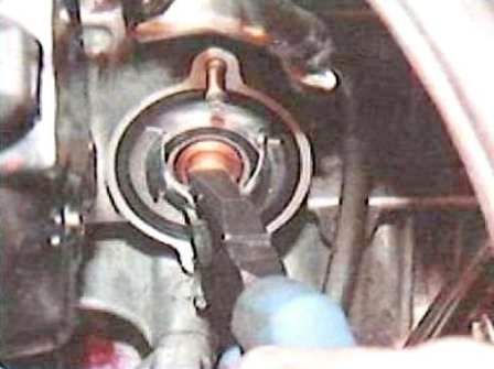 Снятие и установка термостата двигателя 2AZ-FE Toyota Camry