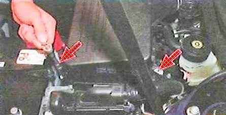 2AZ-FE Toyota Camry үшін ауа сүзгісін алу және орнату қозғалтқыш
