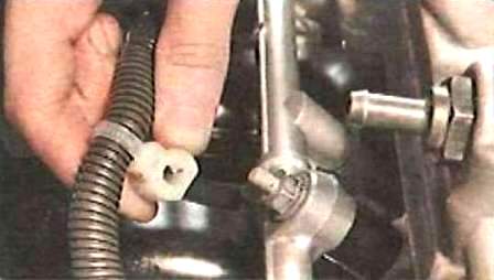 Entfernen des Kraftstoffverteilers und der Einspritzdüsen des 2AZ -FE Toyota Camry Motor
