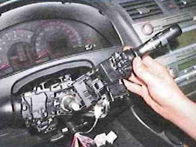 Снятие и установка подрулевого переключателя и звуковых сигналов Тойота Камри