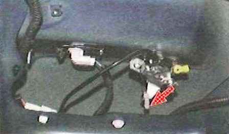 Снятие и установка деталей багажника Тойота Камри