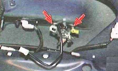 Зняття та встановлення деталей багажника Тойота Камрі