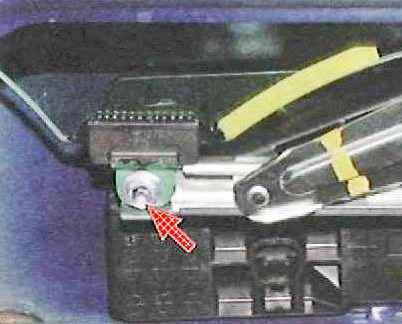 Desmontaje y montaje de la puerta delantera de Toyota Camry