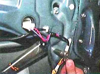 Desmontaje y montaje del portón trasero de Toyota Camry