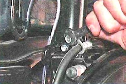 проверка и установка амортстойки задней подвески Toyota Camry