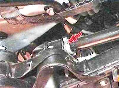 Reemplazo de piezas y brazo estabilizador de suspensión delantera en Toyota Camry