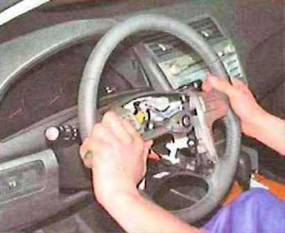Cómo quitar e instalar el volante en Toyota Camry
