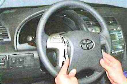 Toyota Camry рульдік дөңгелегін қалай алып тастау және орнату