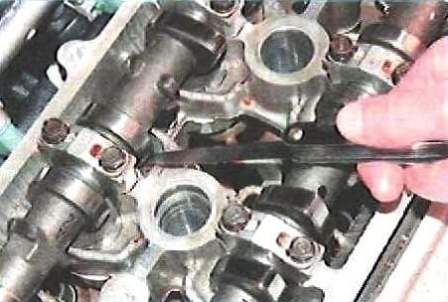 Comprobación y ajuste de las holguras en la transmisión de válvulas del motor Toyota Camry