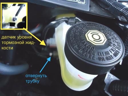 Reparatur und Austausch des Hauptbremszylinders von Toyota Camry