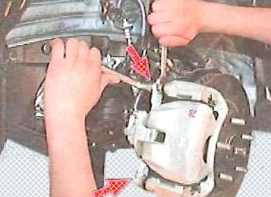 Reparación del mecanismo de freno de la rueda delantera de Toyota Camry