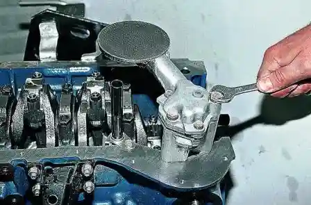 Снятие и разборка масляного насоса ВАЗ-2107 отворачиваем два болта крепления масляного насоса