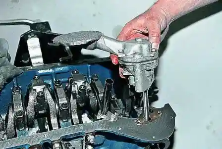 Снятие и разборка масляного насоса ВАЗ-2107 снимаем его