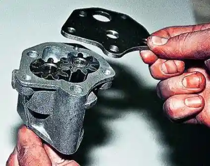 Снятие и разборка масляного насоса ВАЗ-2107 Снимаем с насоса крышку