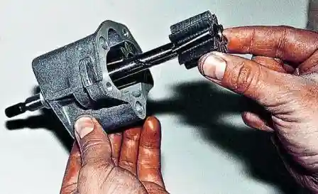 Снятие и разборка масляного насоса ВАЗ-2107 Вынимаем из корпуса ведущую