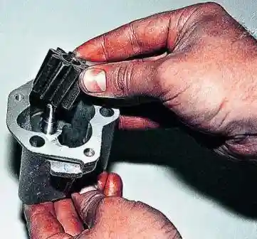 Снятие и разборка масляного насоса ВАЗ-2107 ведомую шестерни