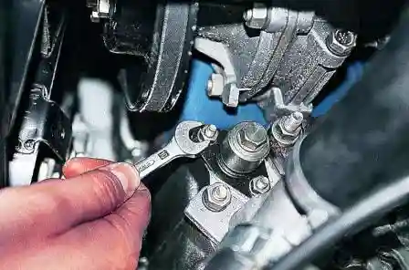 отворачиваем две гайки крепления натяжителя к головке блока цилиндров